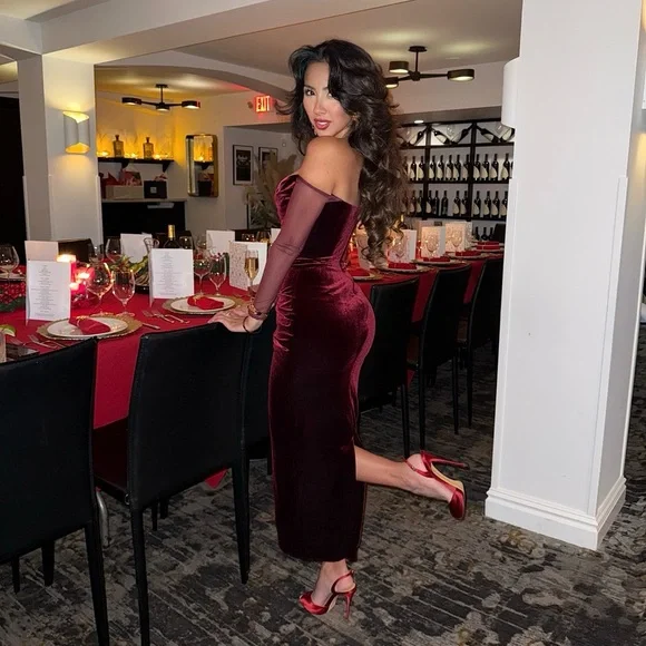 House of CB Leora
Mulberry Strapless Midi Dress - Picture 5 of 6